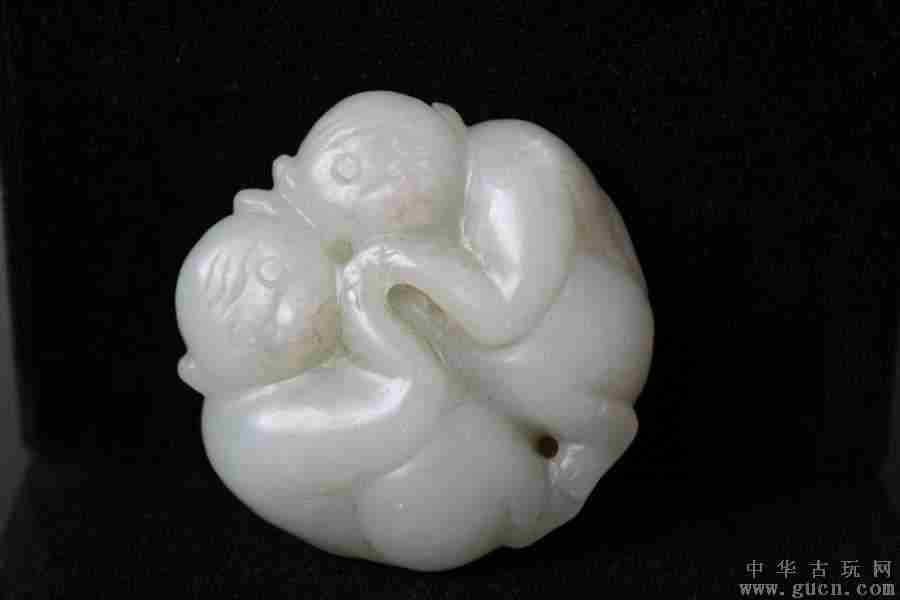 青玉巧雕白吻双猴把件