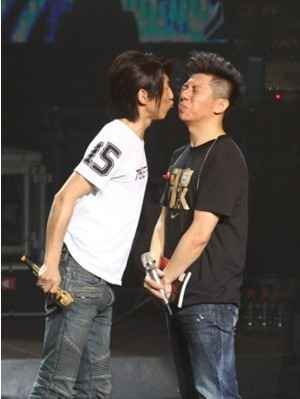 黑白特制t当众接吻搜狐女人