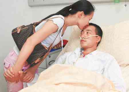 白时玲亲吻受伤的爱人曹建华