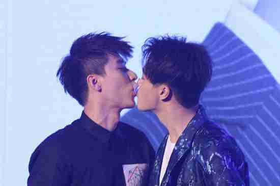 孟瑞王博文亲吻