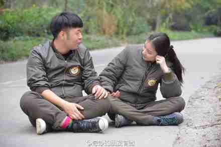 镜头记录倪妮大胆与白狮亲吻