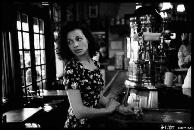 巴黎之吻黑白镜头下的世界浪漫之都