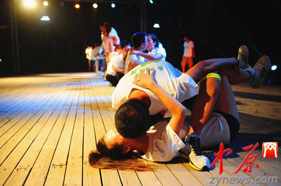 俊男靓女上演创意接吻