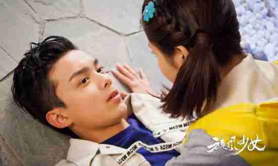 旋风少女若白盯百草眼神太杀