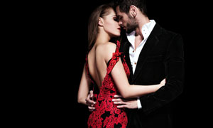 拥抱接吻的情侣图片