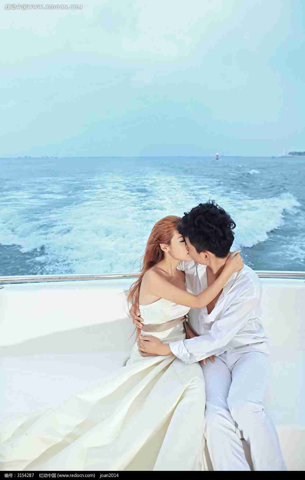 拥抱接吻的情侣写真