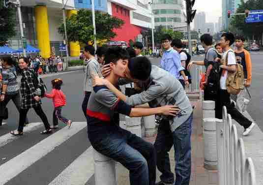 恋者街头拥抱接吻