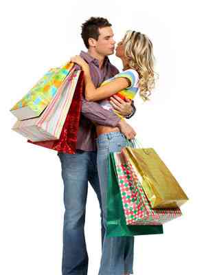拥抱亲吻的购物夫妻图片