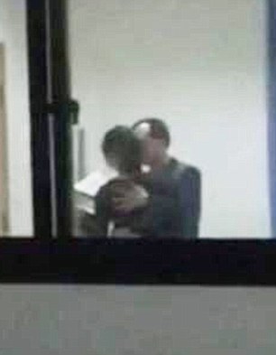 数学老师与岁学生拥抱接吻