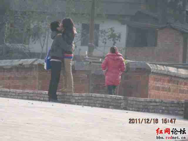 美女帅哥拥抱亲吻的甜蜜情景