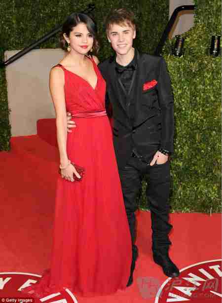 亲吻拥抱不避讳双语