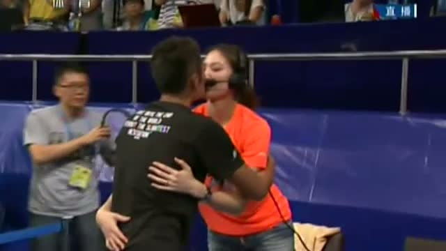 林丹获胜拥抱亲吻妻子谢杏芳