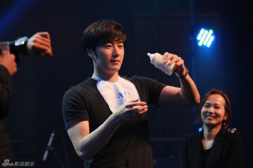 亲吻拥抱不吝啬