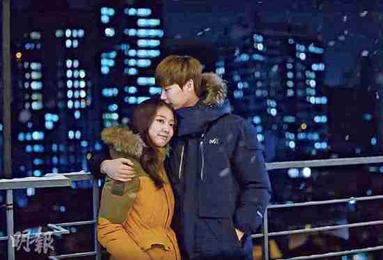 告雪地里拥抱亲吻图