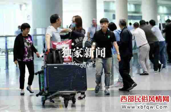 拥抱老公亲吻爱子画面暖心