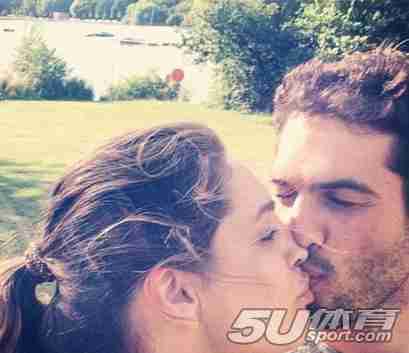 亲吻拥抱合影秀恩爱