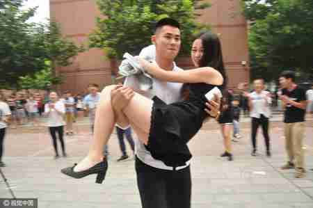 现场亲吻拥抱女生