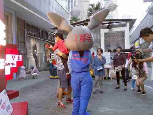 ove感应墙前亲吻或拥抱的