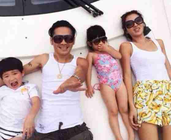 曹格老婆结婚接吻照曝光