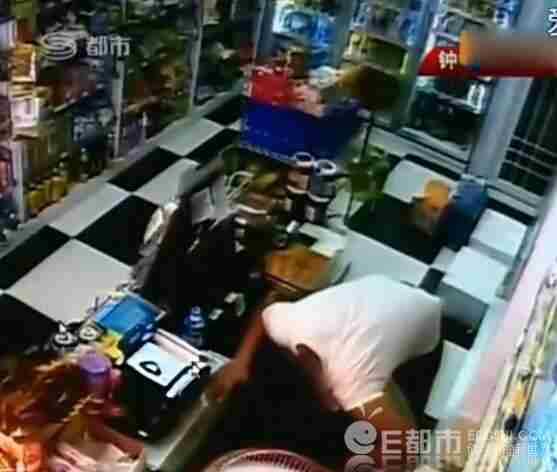 男子强抱岁女店员接吻摸大腿