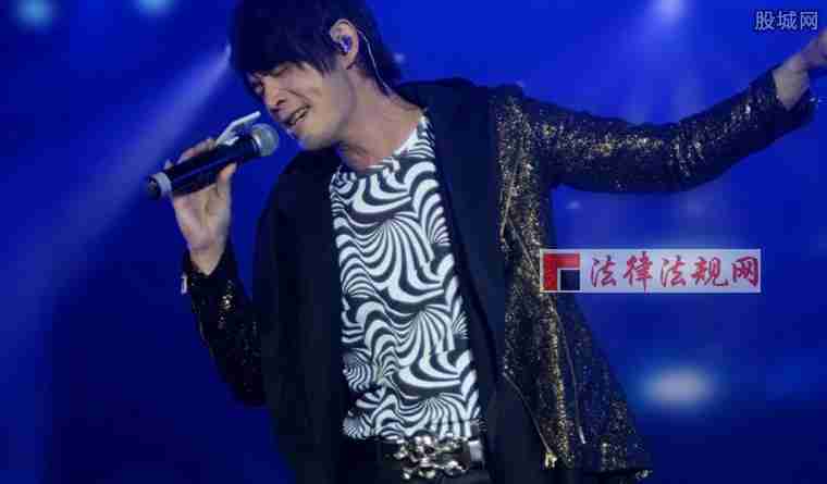 如今哽咽拥抱前妻十分恩爱