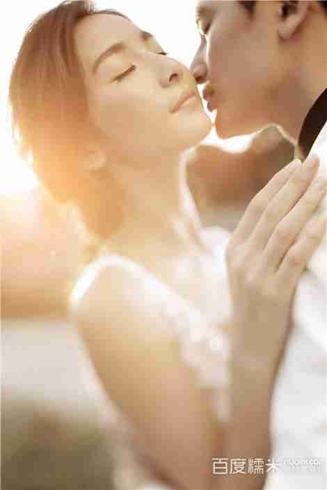 亲吻情侣婚纱摄影图片