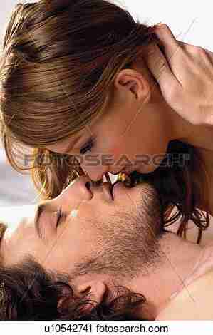 躺着正在亲吻的男女