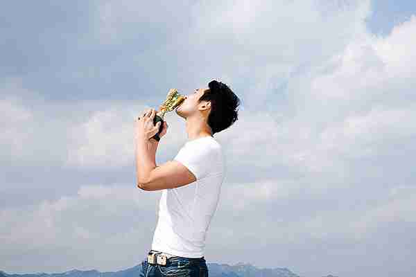 男子亲吻奖杯全景图吧