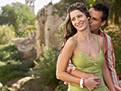 男人亲吻女人的脖子