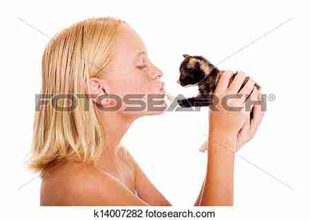 亲吻小猫的女孩库存照片