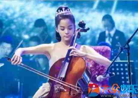 欧阳娜娜变亲吻狂魔与同性亲不停