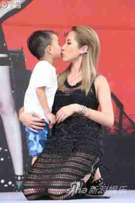 侄子亲吻新浪娱乐讯