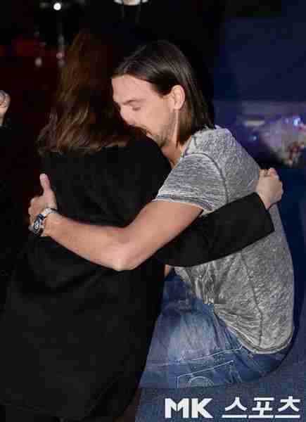 留念亲吻小球迷