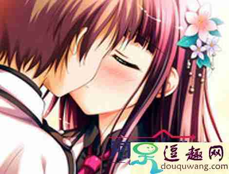 男教师亲吻搂抱女生