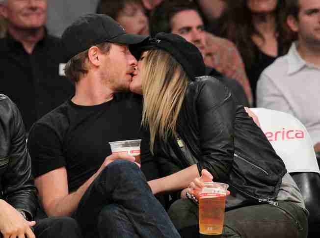 盘点nba赛场边的甜蜜亲吻杰西卡·阿尔巴吻丈夫