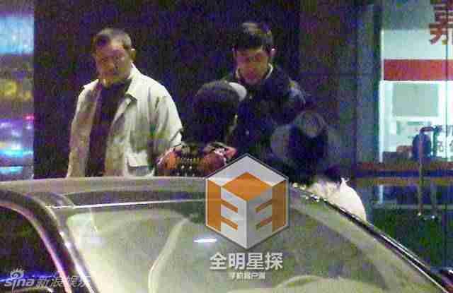 用餐结束后两人相拥亲吻