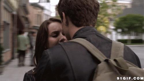 美女和帅哥亲吻视频gif动态图片