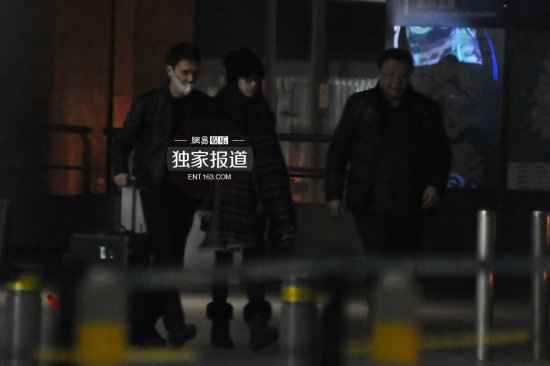 倪妮机场亲吻冯绍峰冯爸爸亲自接机疑好事将近