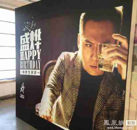 与妻子甜蜜亲吻