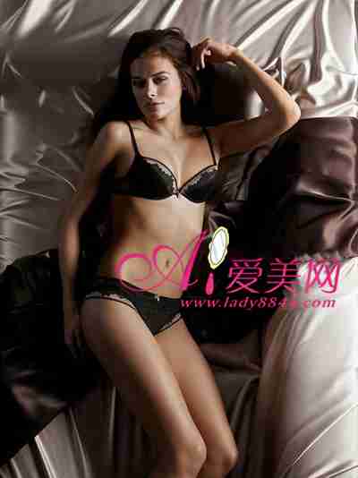 内衣美女和帅哥亲吻美女主动亲吻帅哥