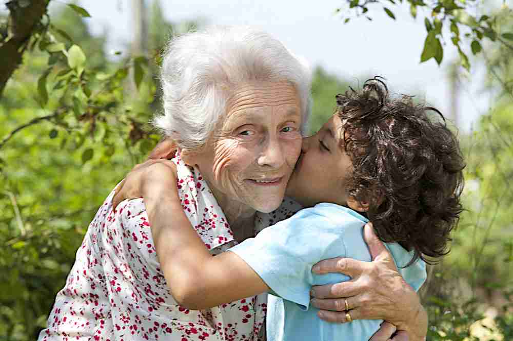 亲吻奶奶的小男孩图片