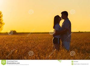 就是一对情侣在麦田亲吻