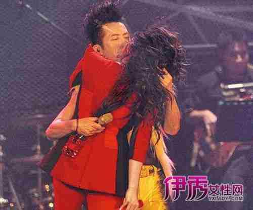 演唱会上借位亲吻