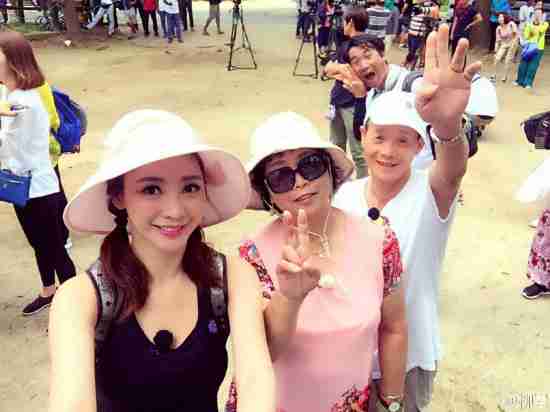 晒出与大蟒蛇亲吻照组图