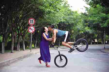 边亲吻自己的妻子