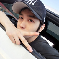 男生头像剪刀手遮住脸