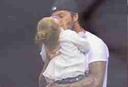 亲吻宝贝女儿场面温馨幸福