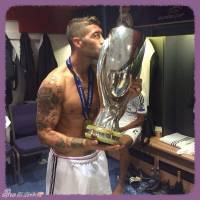 拉莫斯亲吻奖杯