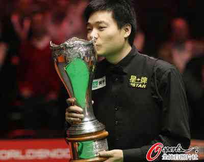 丁俊晖亲吻冠军奖杯