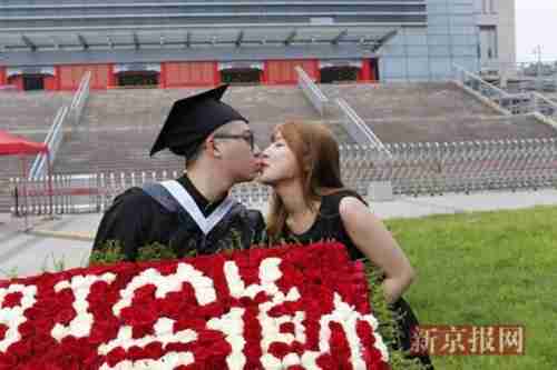 礼的乒乓球馆前亲吻留影